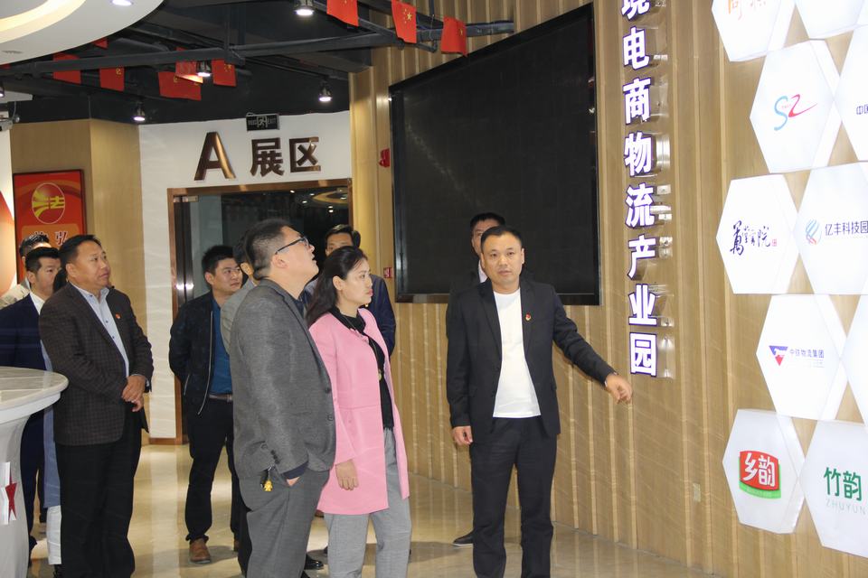 睢陽(yáng)區(qū)常委組織部長(zhǎng)段云泉攜各級(jí)領(lǐng)導(dǎo)蒞臨跨境電商物流產(chǎn)業(yè)園調(diào)研黨建工作